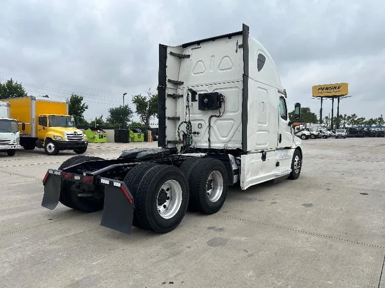 2020 Freightliner Cascadia in San Antonio, TX — photo 7