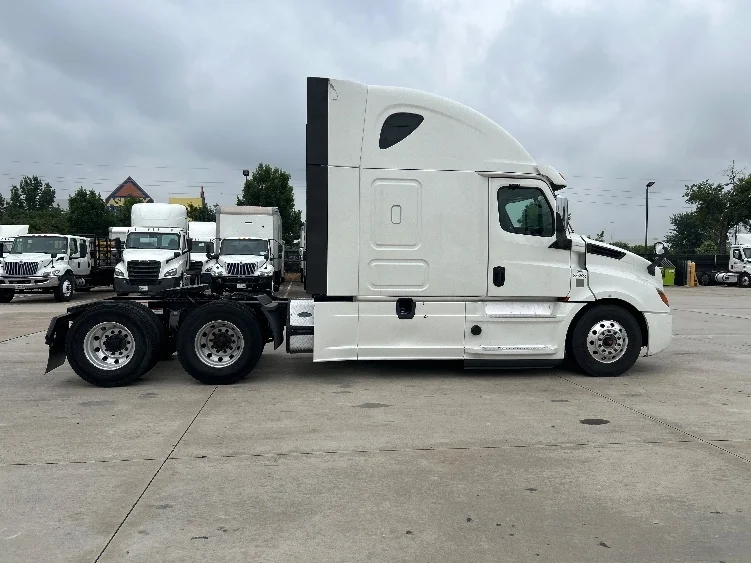 2020 Freightliner Cascadia in San Antonio, TX — photo 8