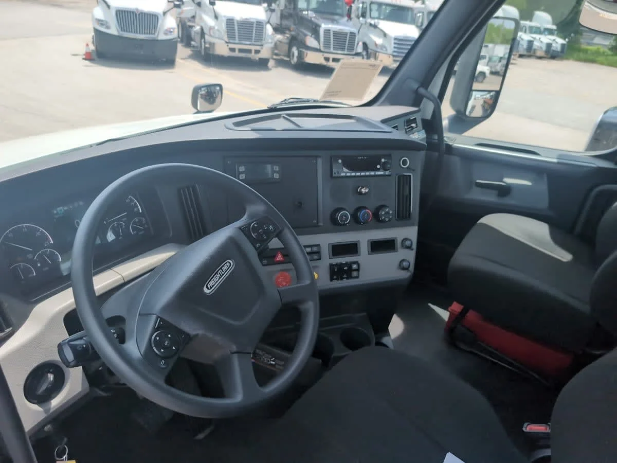 2020 Freightliner Cascadia in Salisbury, MA — photo 7