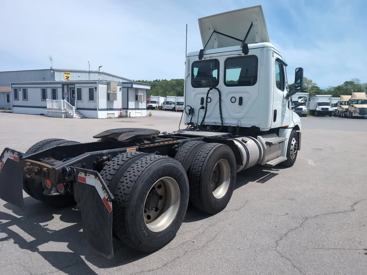 2020 Freightliner Cascadia in Salisbury, MA — photo 4
