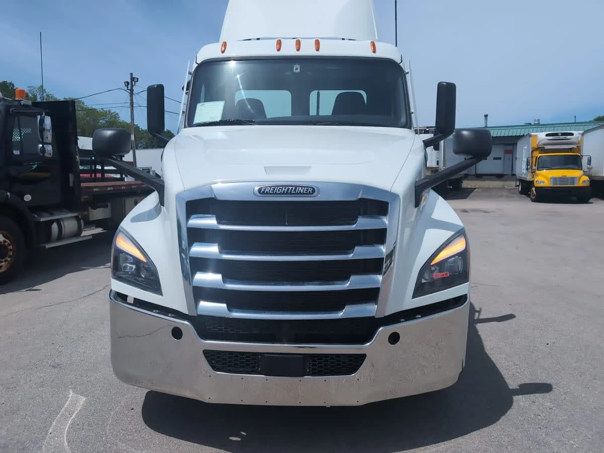 2020 Freightliner Cascadia in Salisbury, MA — photo 2