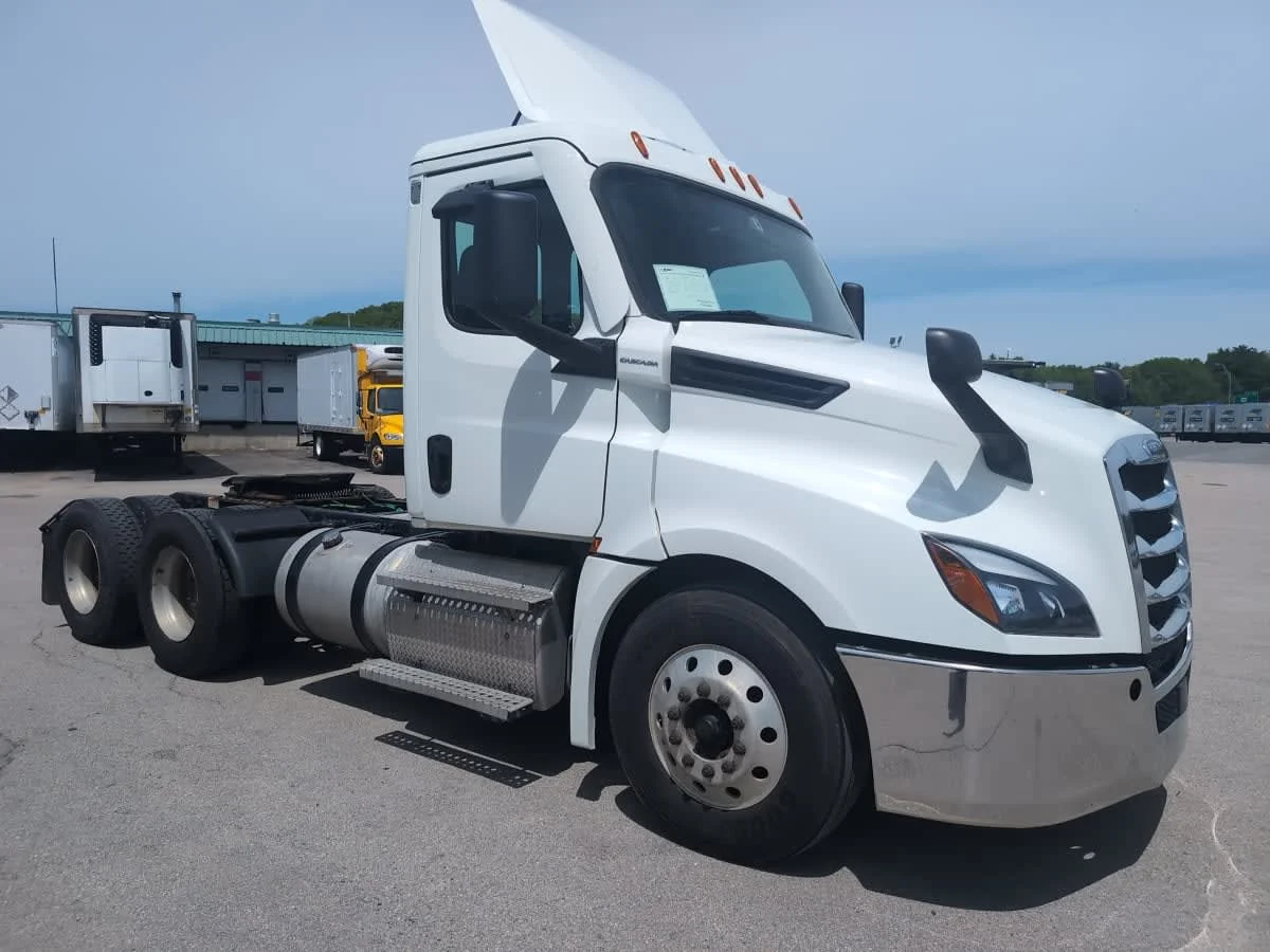 2020 Freightliner Cascadia in Salisbury, MA — photo 3