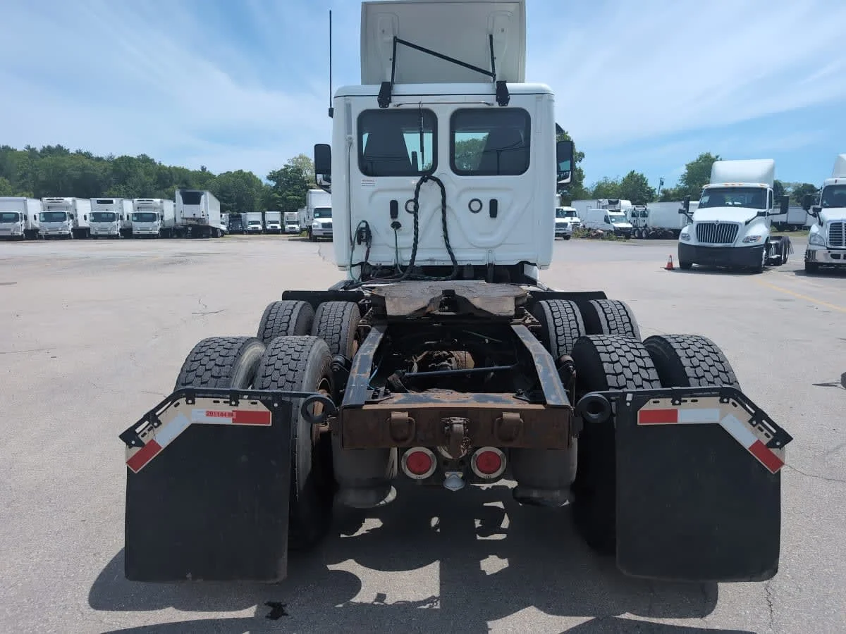 2020 Freightliner Cascadia in Salisbury, MA — photo 5