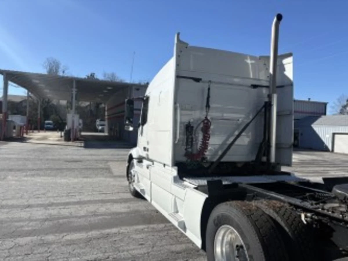 2020 Volvo VNR 640 - image 6