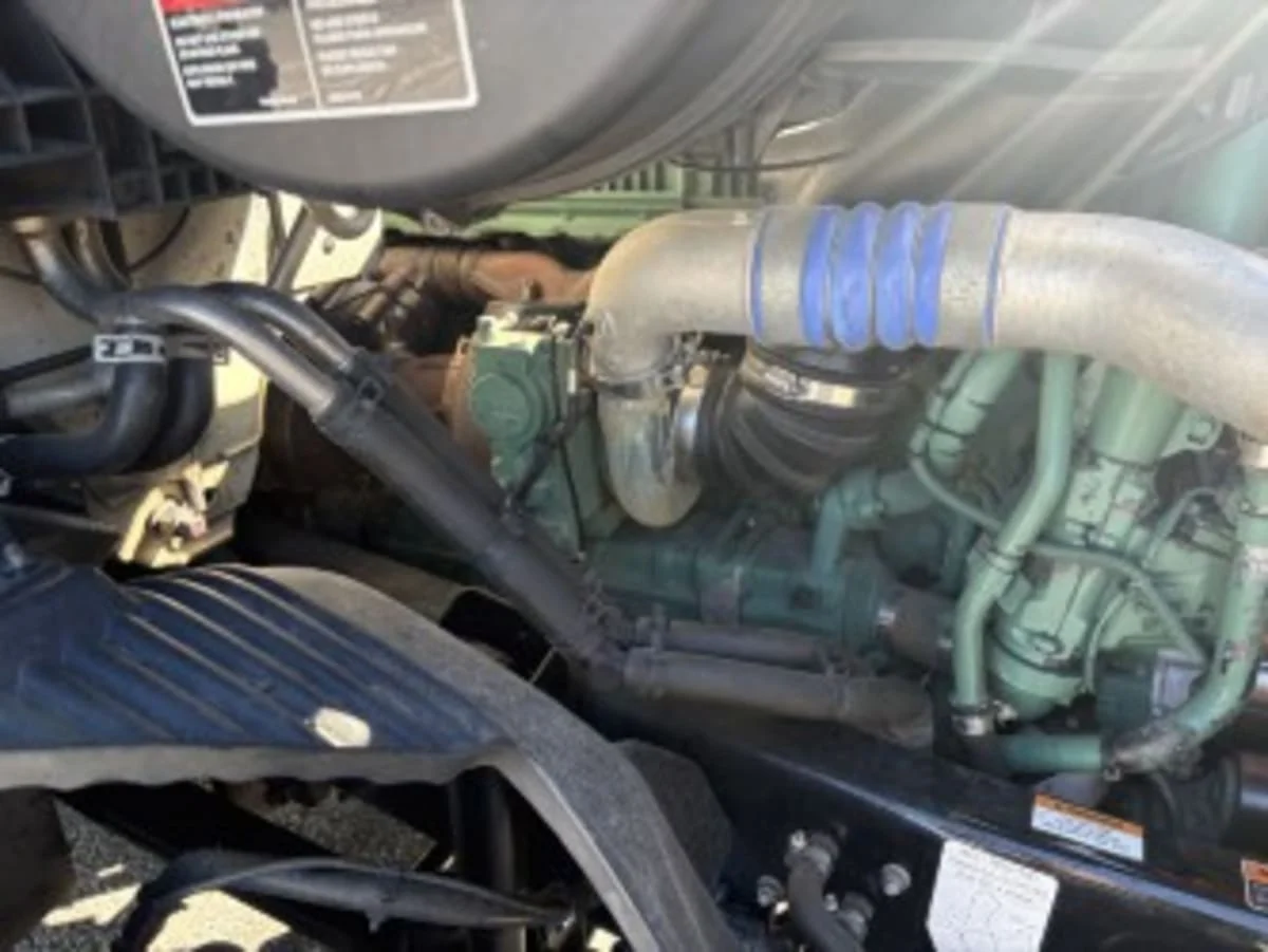 2020 Volvo VNR 640 - image 10