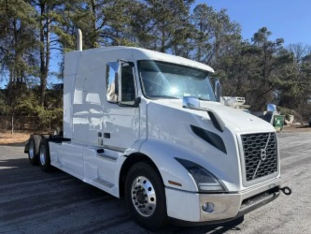 2020 Volvo VNR 640 - image 3