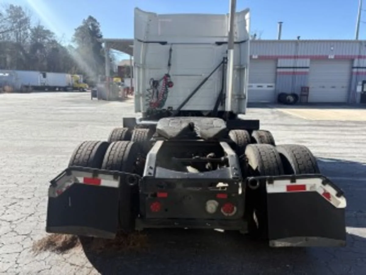 2020 Volvo VNR 640 - image 5