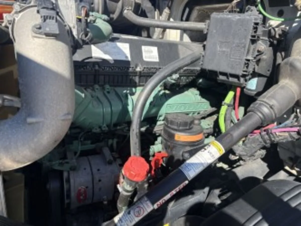 2020 Volvo VNR 640 - image 9