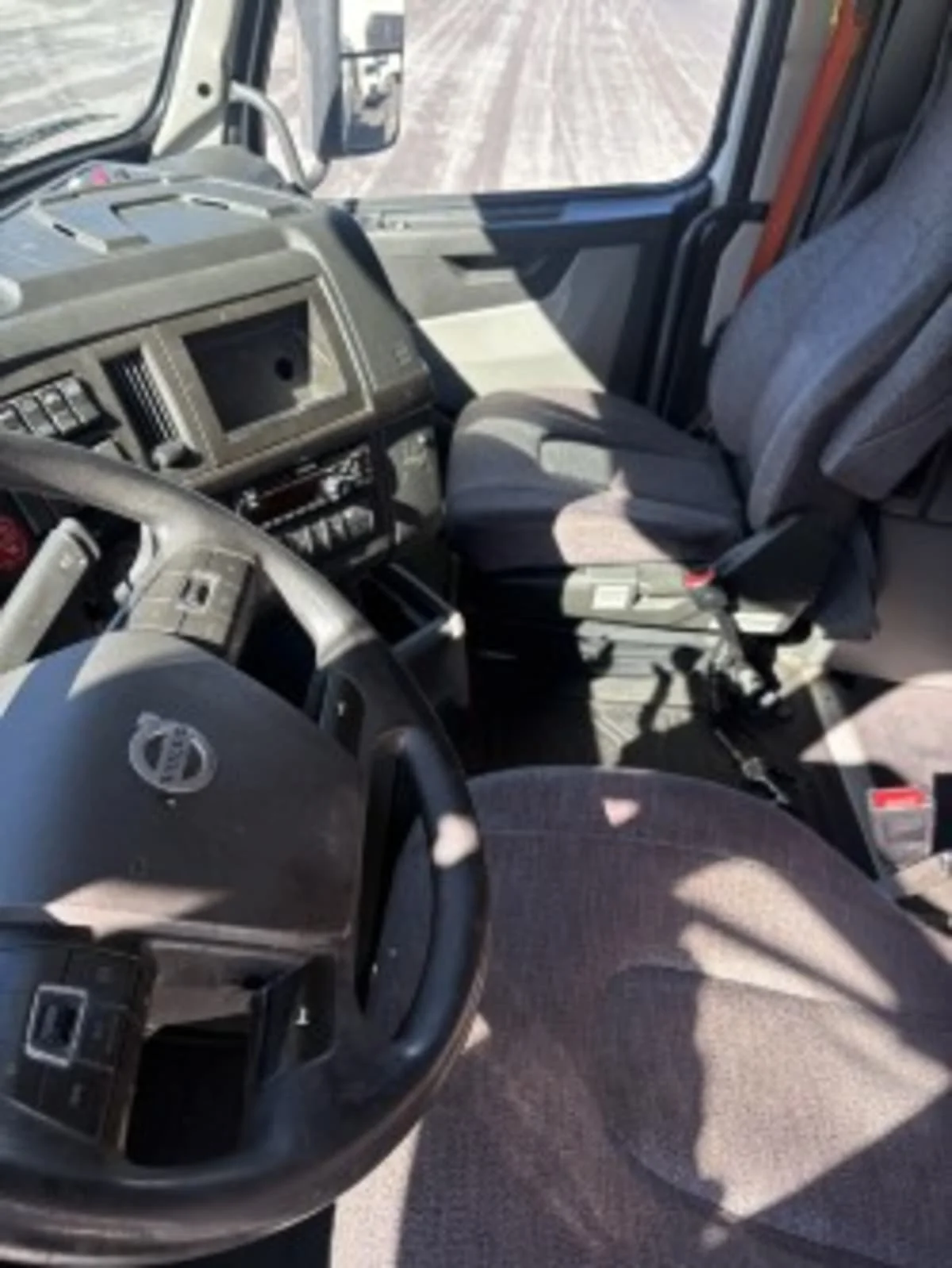 2020 Volvo VNR 640 - image 7