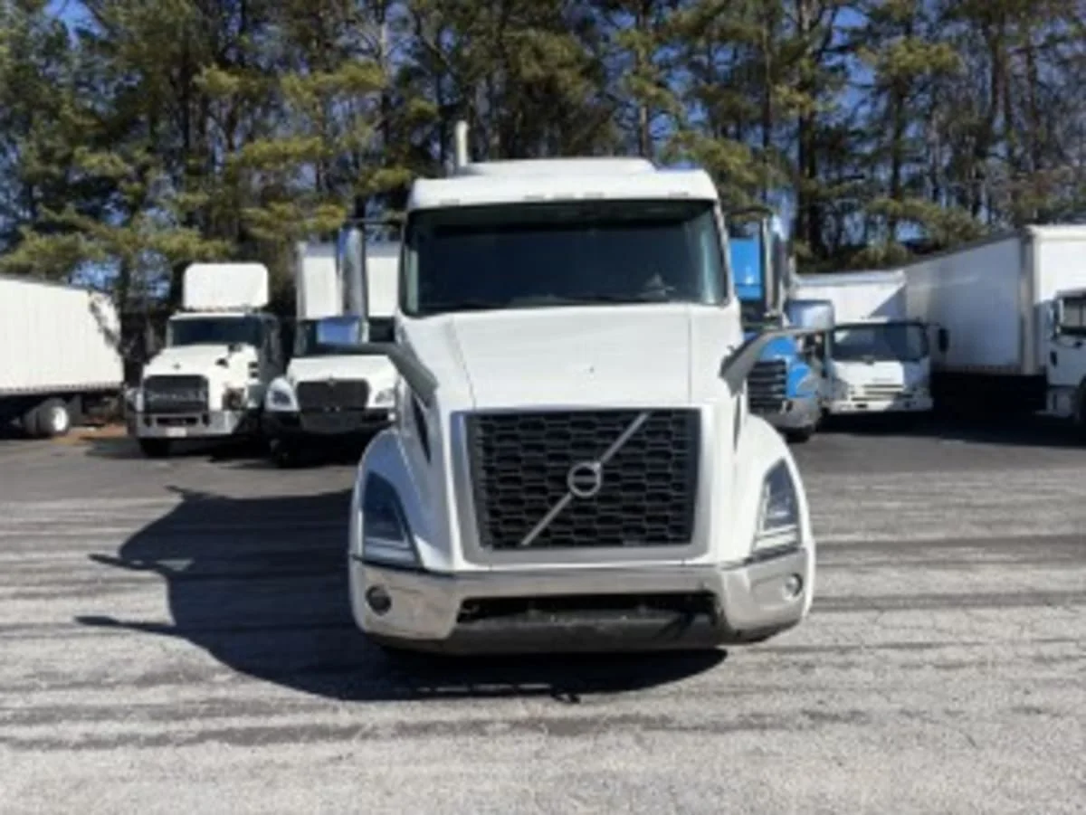 2020 Volvo VNR 640 in Doraville, GA — photo 2