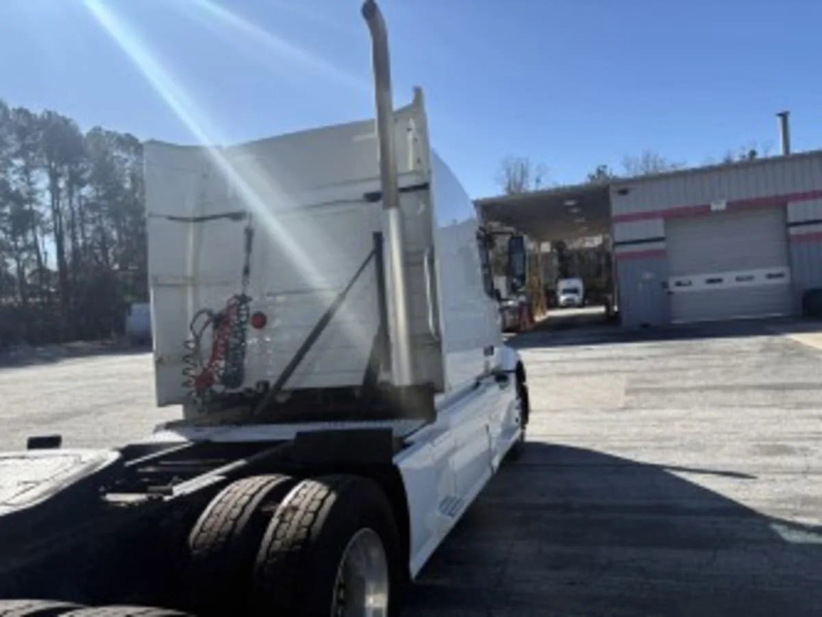 2020 Volvo VNR 640 - image 4