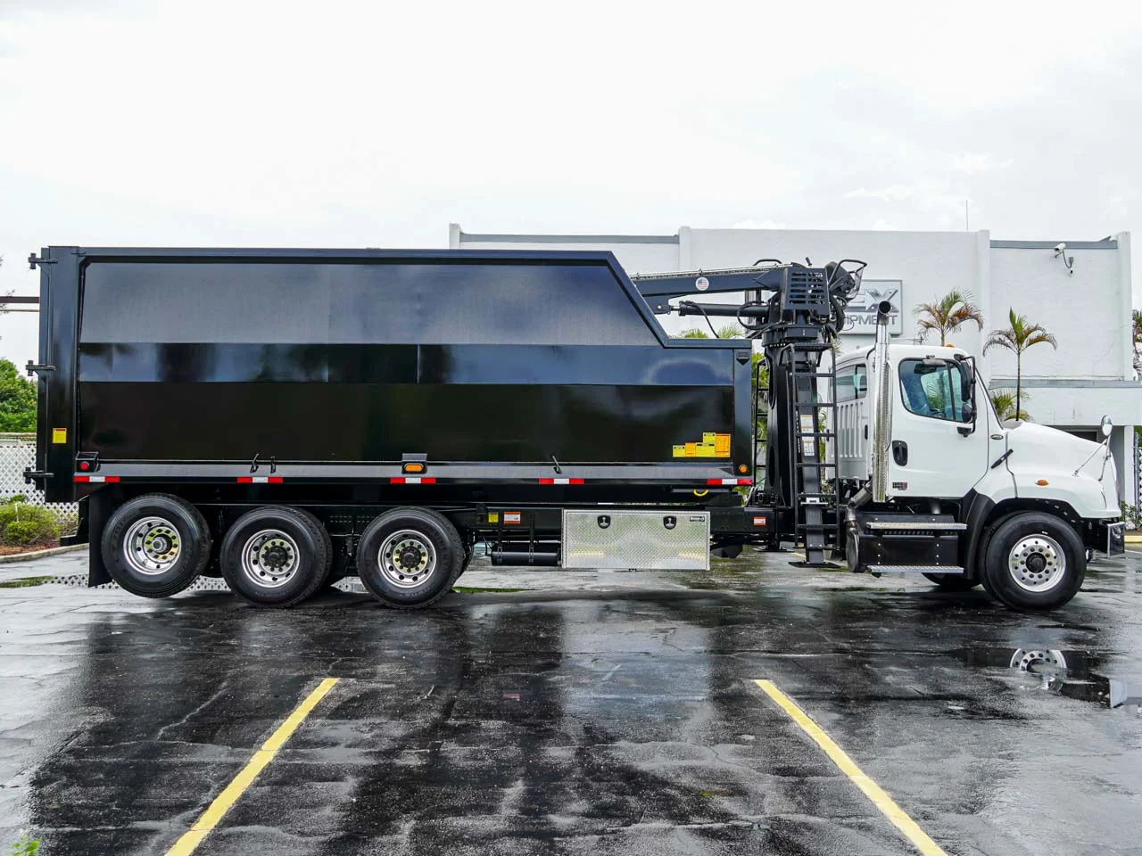 2026 Freightliner 114SD — photo 5