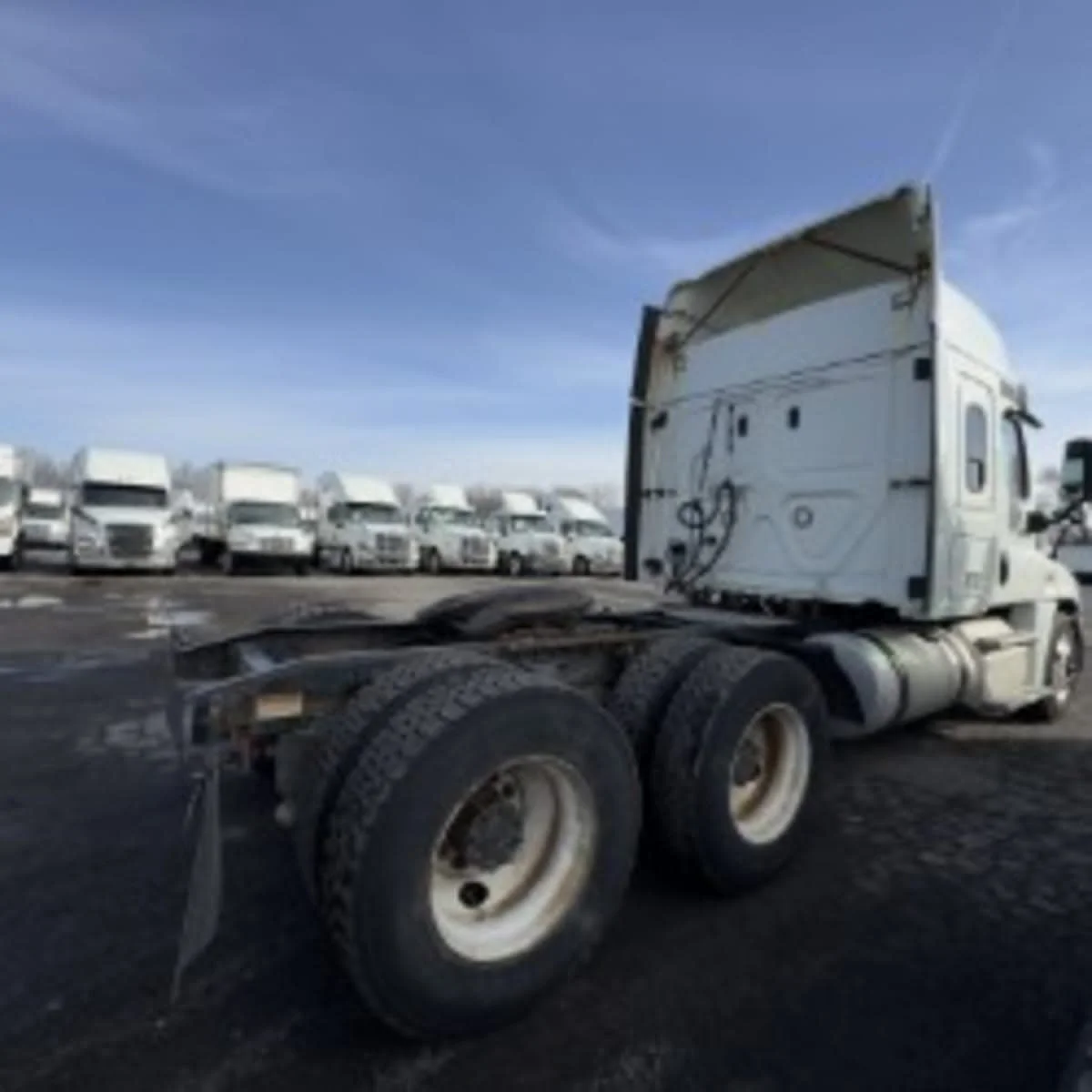 2019 Freightliner Cascadia - image 4