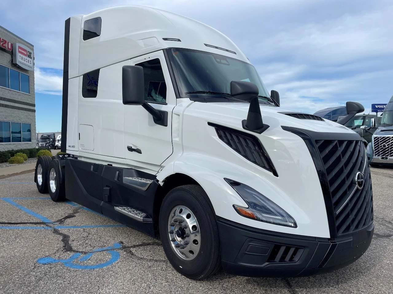 2026 Volvo VNL 860 in Byron Center, MI — photo 2