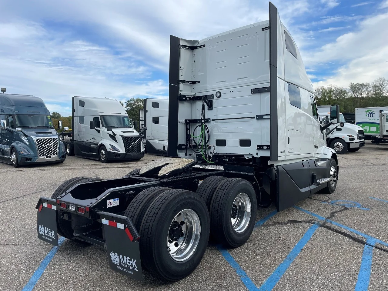 2026 Volvo VNL 860 in Byron Center, MI — photo 3