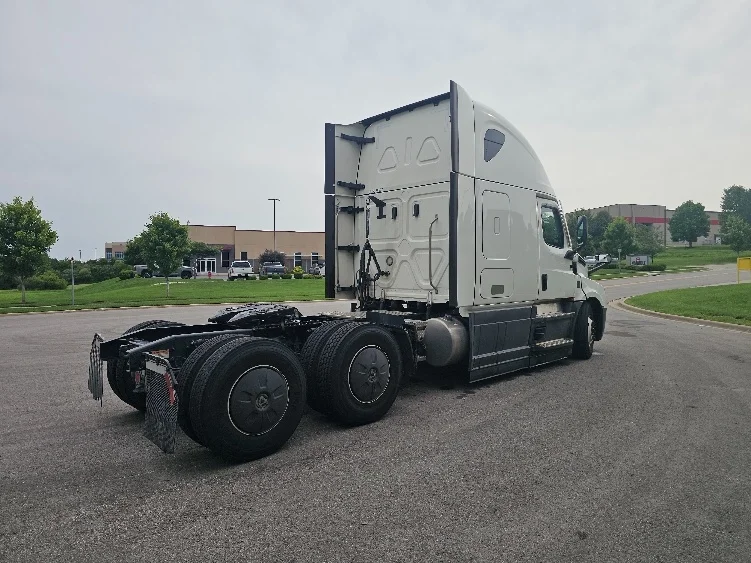2023 Freightliner Cascadia in Kansas City, MO — photo 7