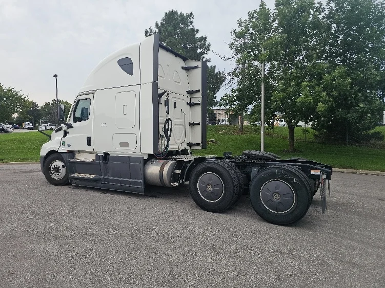 2023 Freightliner Cascadia in Kansas City, MO — photo 5