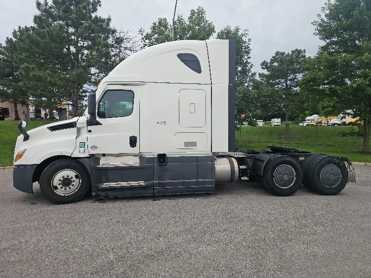 2023 Freightliner Cascadia in Kansas City, MO — photo 4