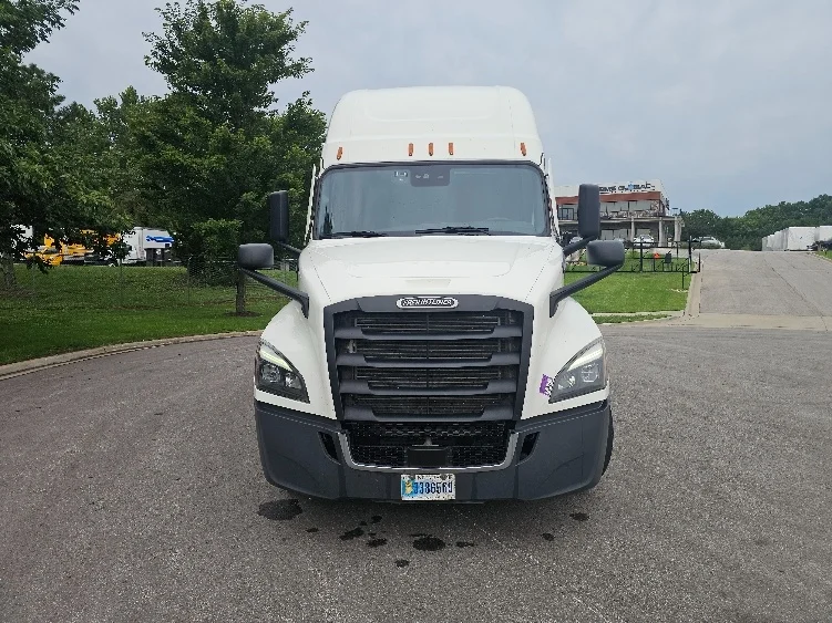 2023 Freightliner Cascadia in Kansas City, MO — photo 2