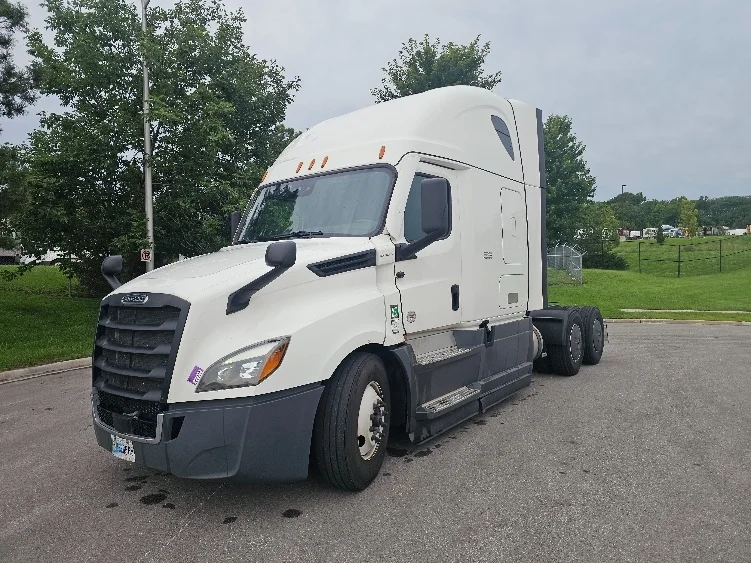 2023 Freightliner Cascadia in Kansas City, MO — photo 3