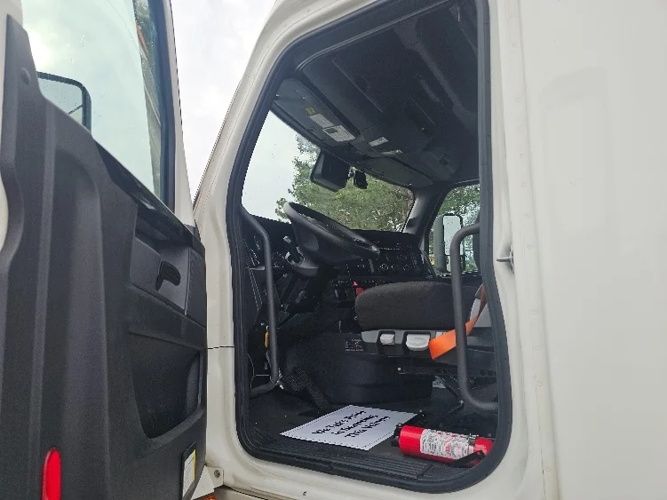 2023 Freightliner Cascadia in Kansas City, MO — photo 9