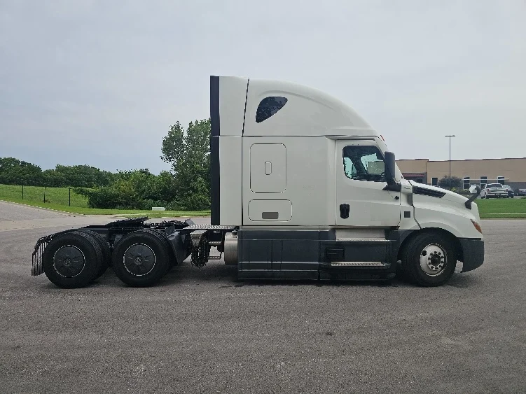 2023 Freightliner Cascadia in Kansas City, MO — photo 8
