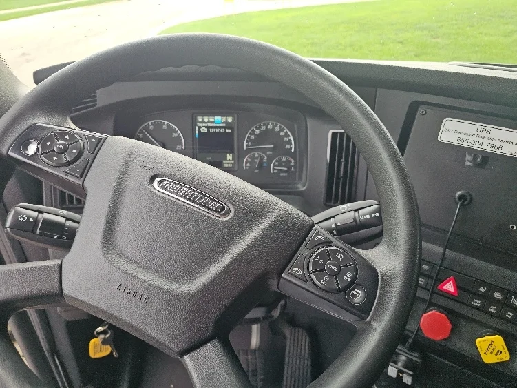 2023 Freightliner Cascadia in Kansas City, MO — photo 10