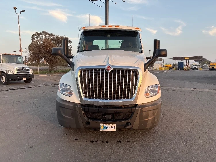 2019 International LT - image 2