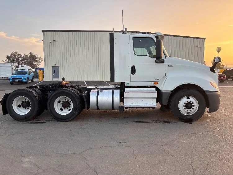 2019 International LT - image 8