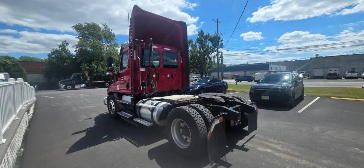 2019 Freightliner Cascadia in Bensalem, PA — photo 6