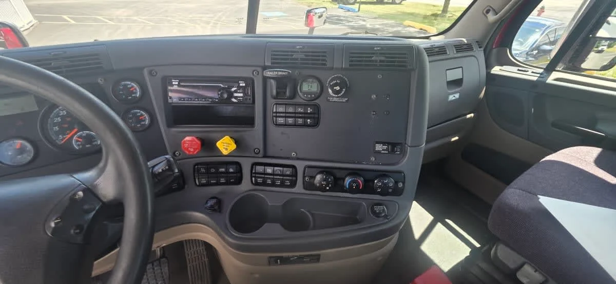 2019 Freightliner Cascadia in Bensalem, PA — photo 11