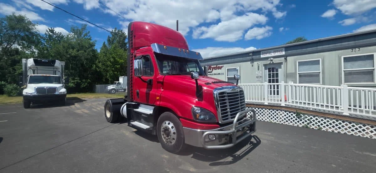 2019 Freightliner Cascadia in Bensalem, PA — photo 3