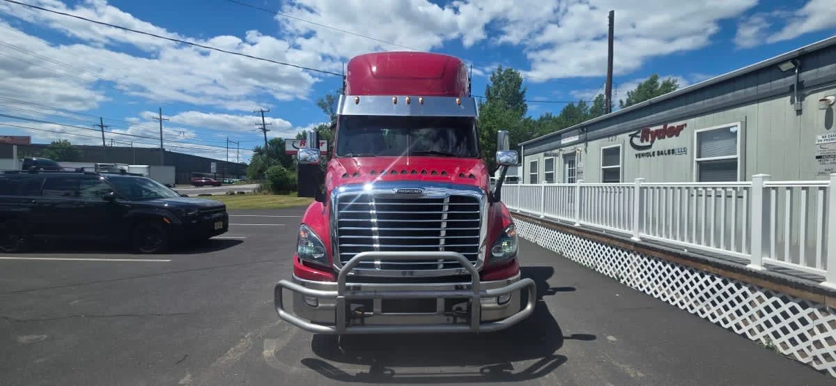 2019 Freightliner Cascadia in Bensalem, PA — photo 2