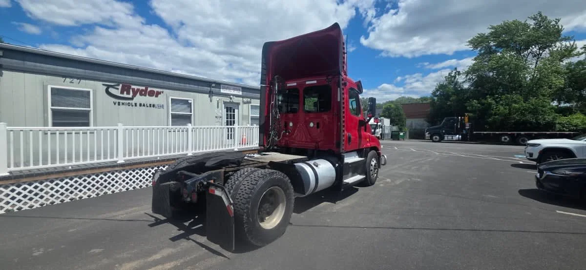 2019 Freightliner Cascadia in Bensalem, PA — photo 4
