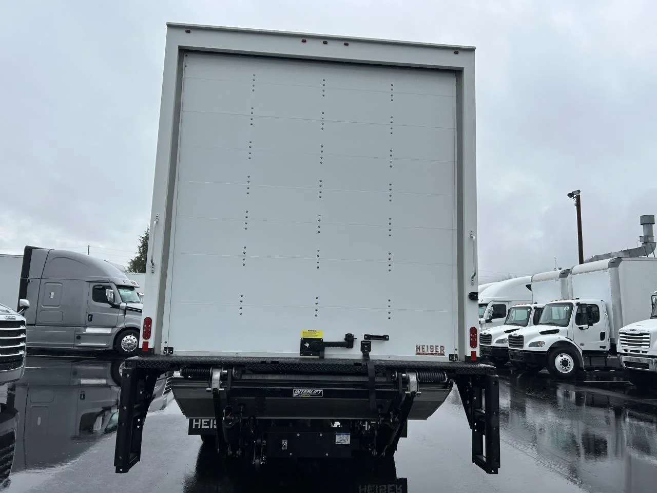 2025 Freightliner M2 106 - image 3