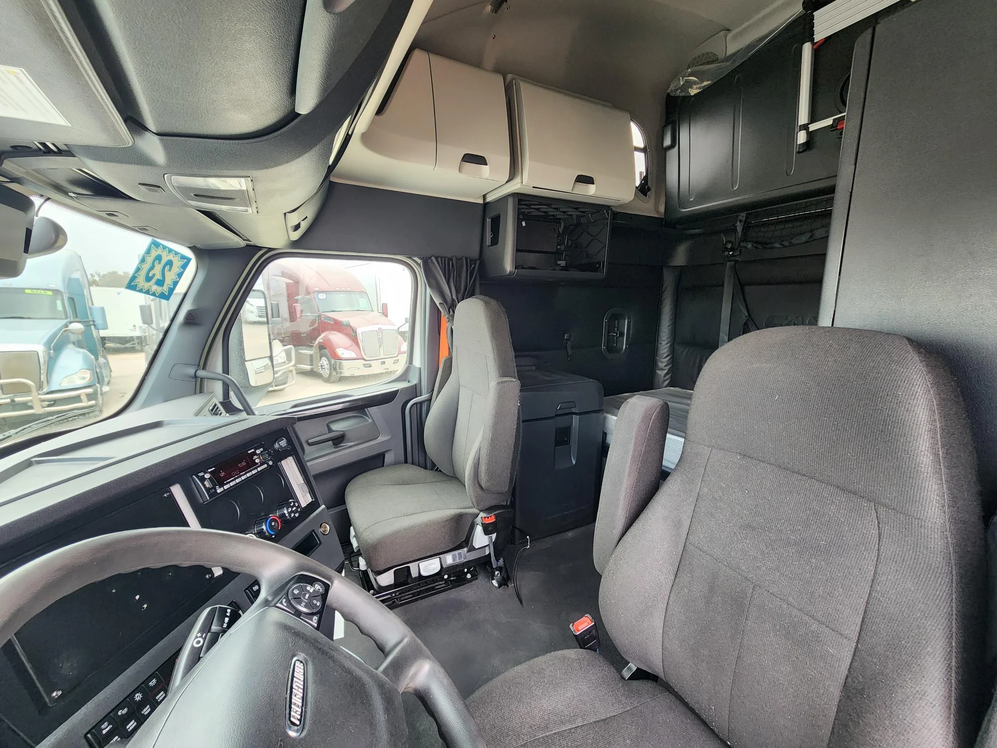 2023 Freightliner Cascadia in Fresno, CA — photo 21