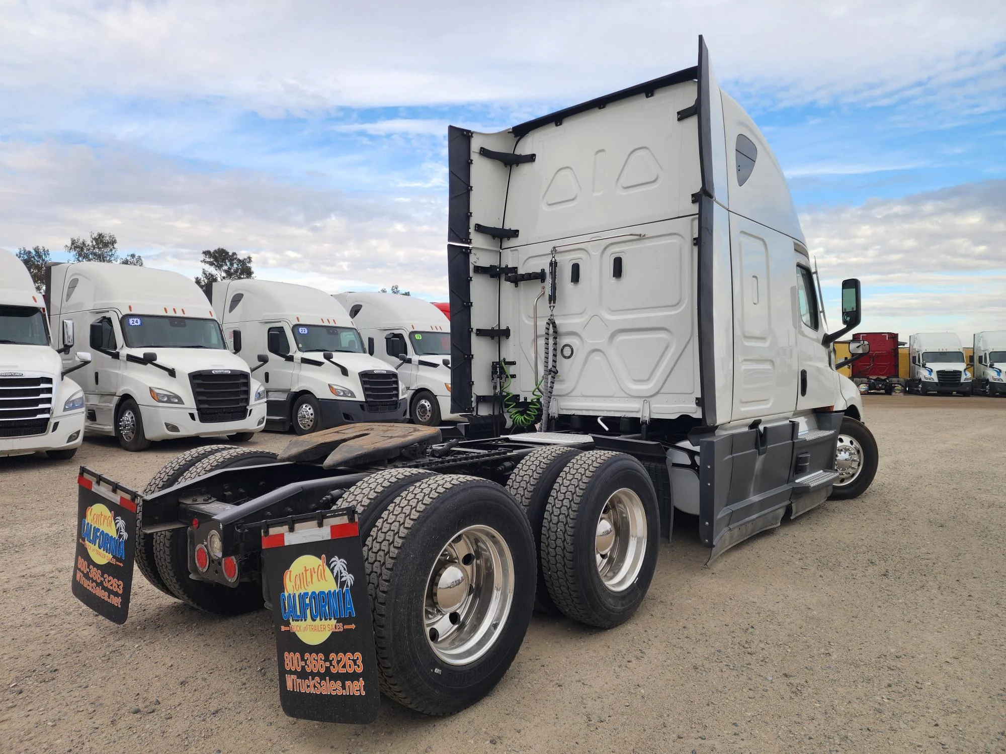 2023 Freightliner Cascadia in Fresno, CA — photo 4