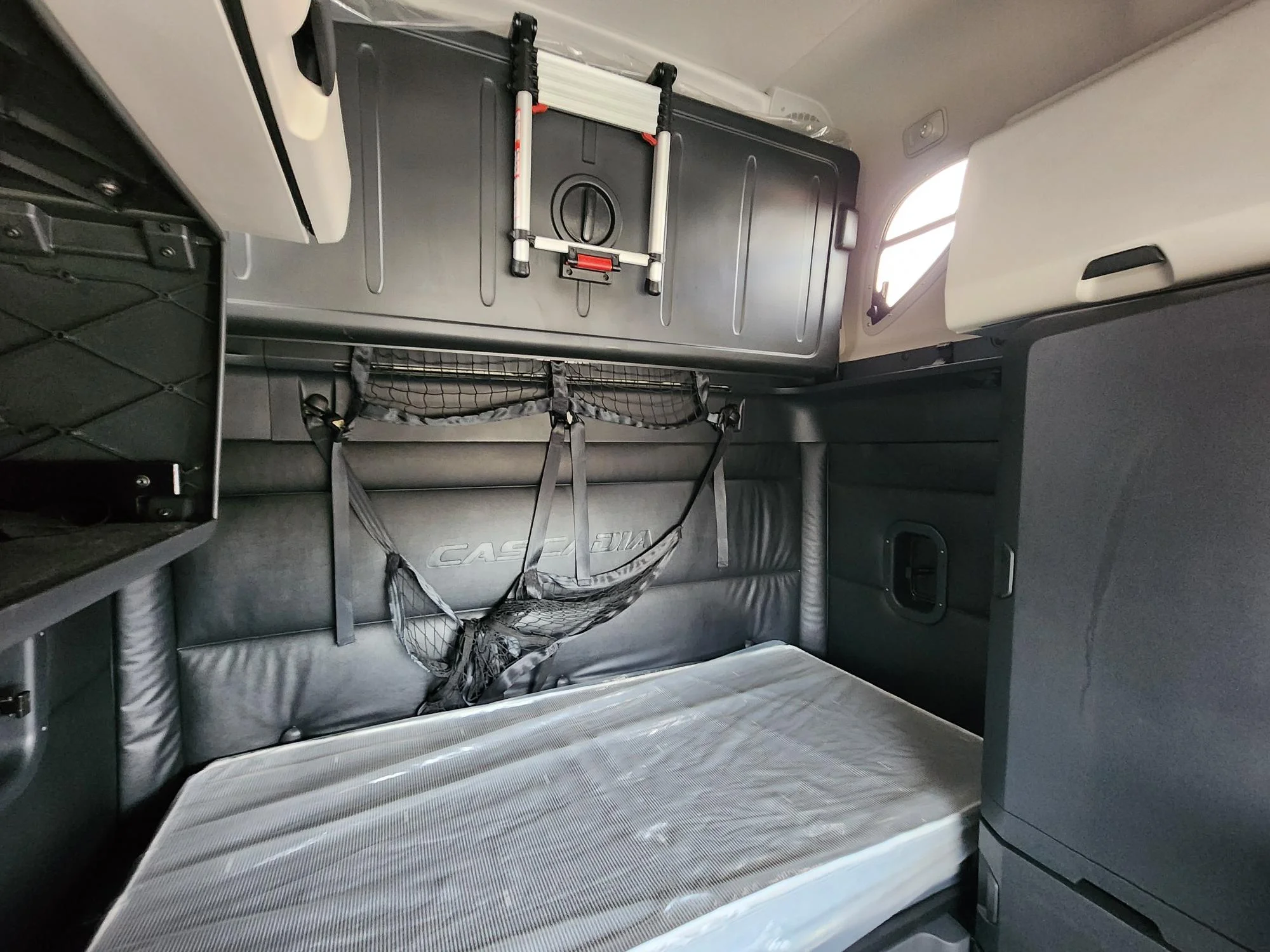 2023 Freightliner Cascadia in Fresno, CA — photo 23