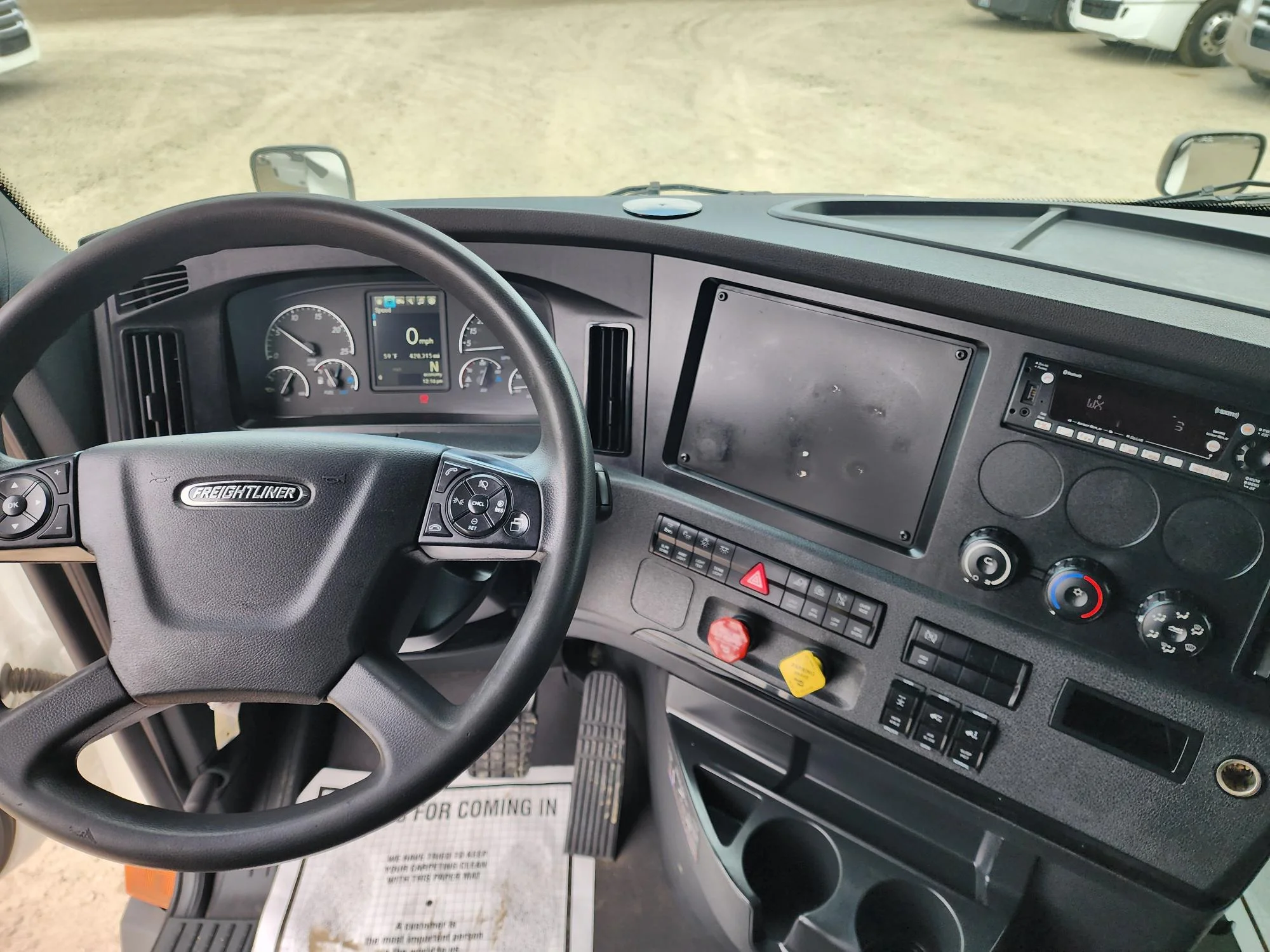 2023 Freightliner Cascadia in Fresno, CA — photo 10