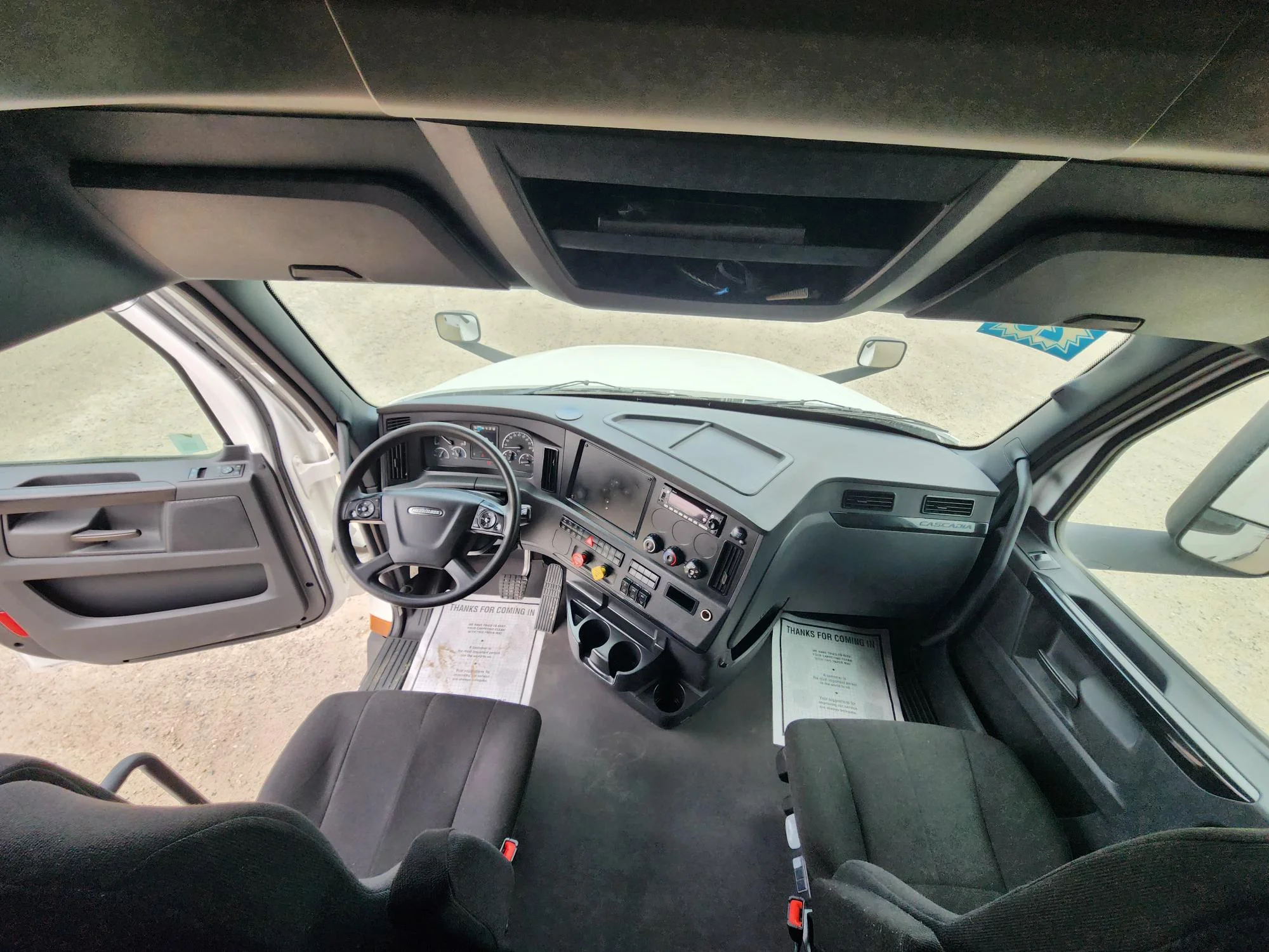 2023 Freightliner Cascadia in Fresno, CA — photo 6