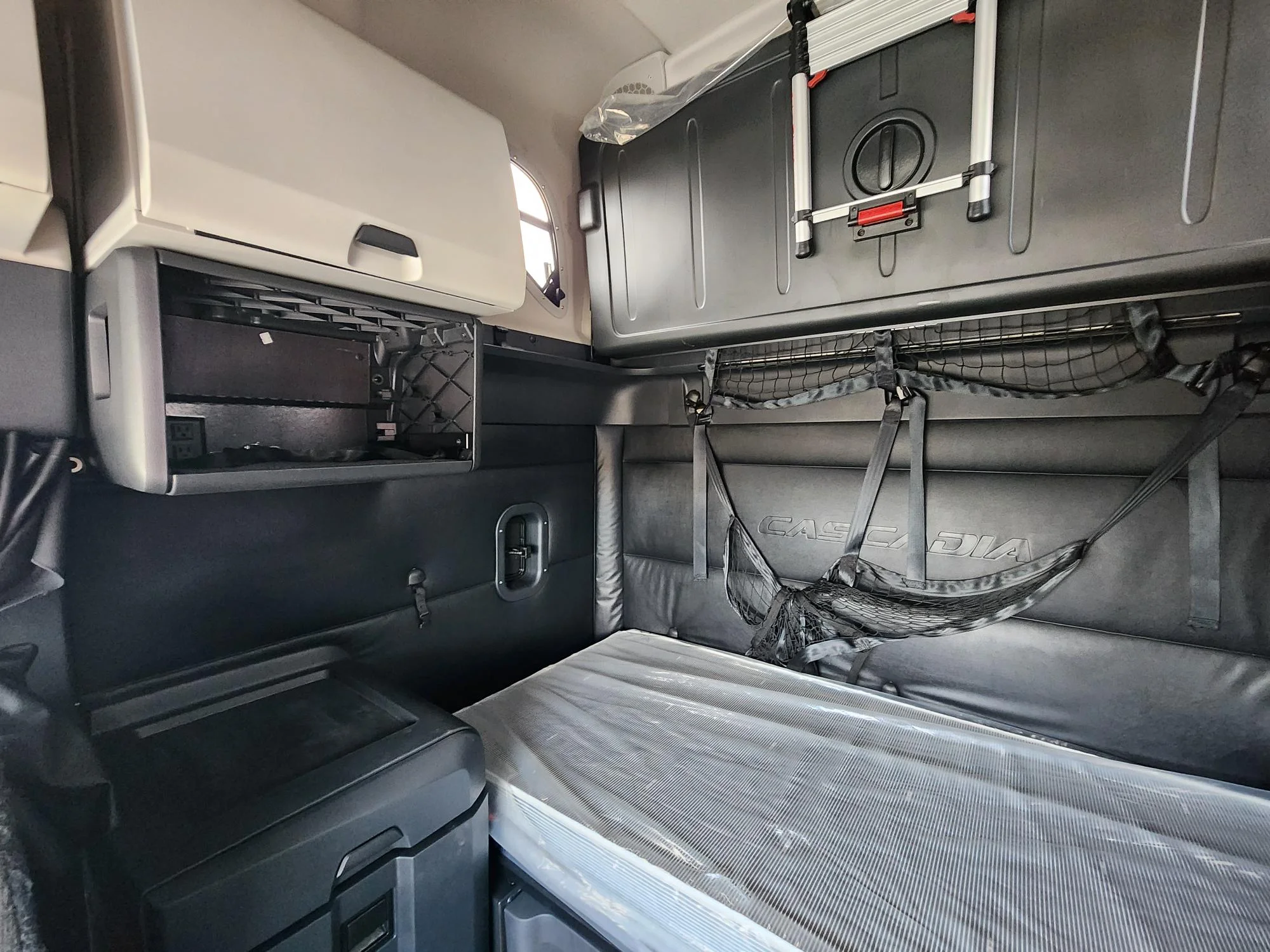 2023 Freightliner Cascadia in Fresno, CA — photo 22