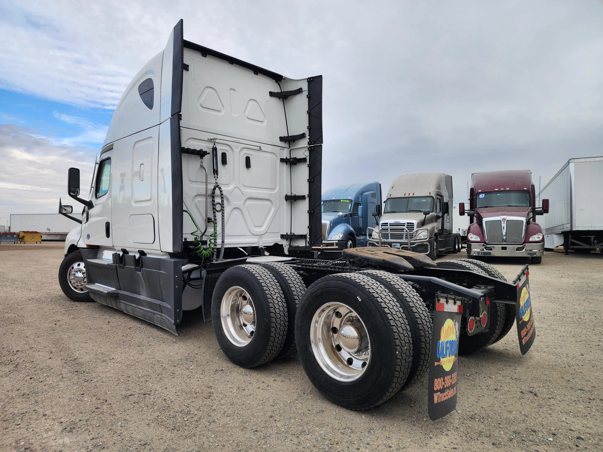 2023 Freightliner Cascadia in Fresno, CA — photo 7