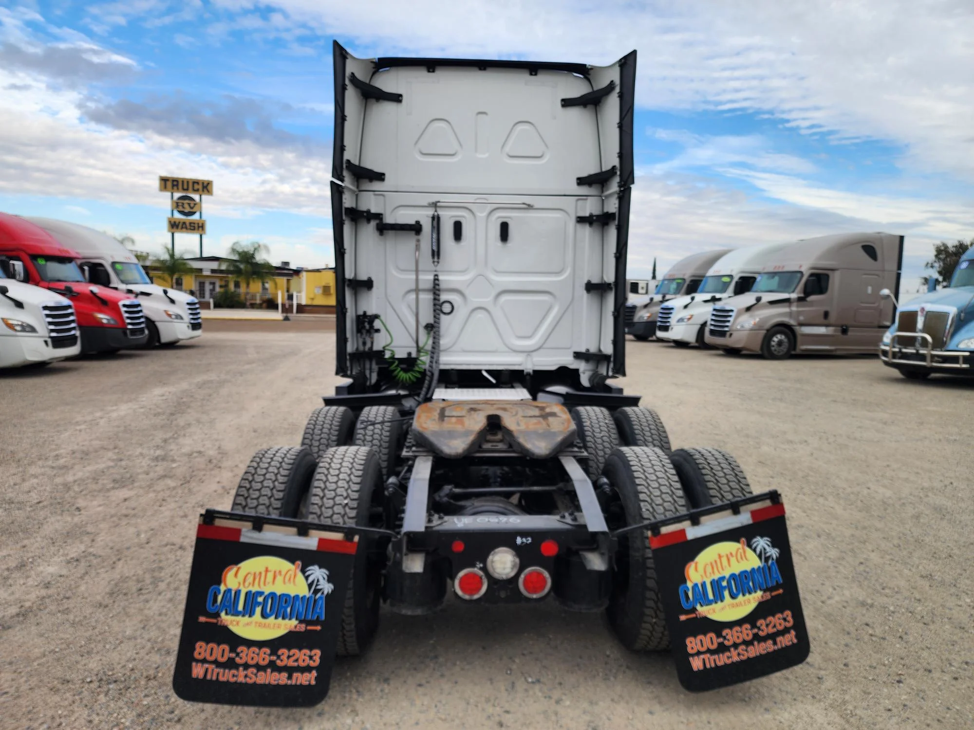 2023 Freightliner Cascadia in Fresno, CA — photo 5