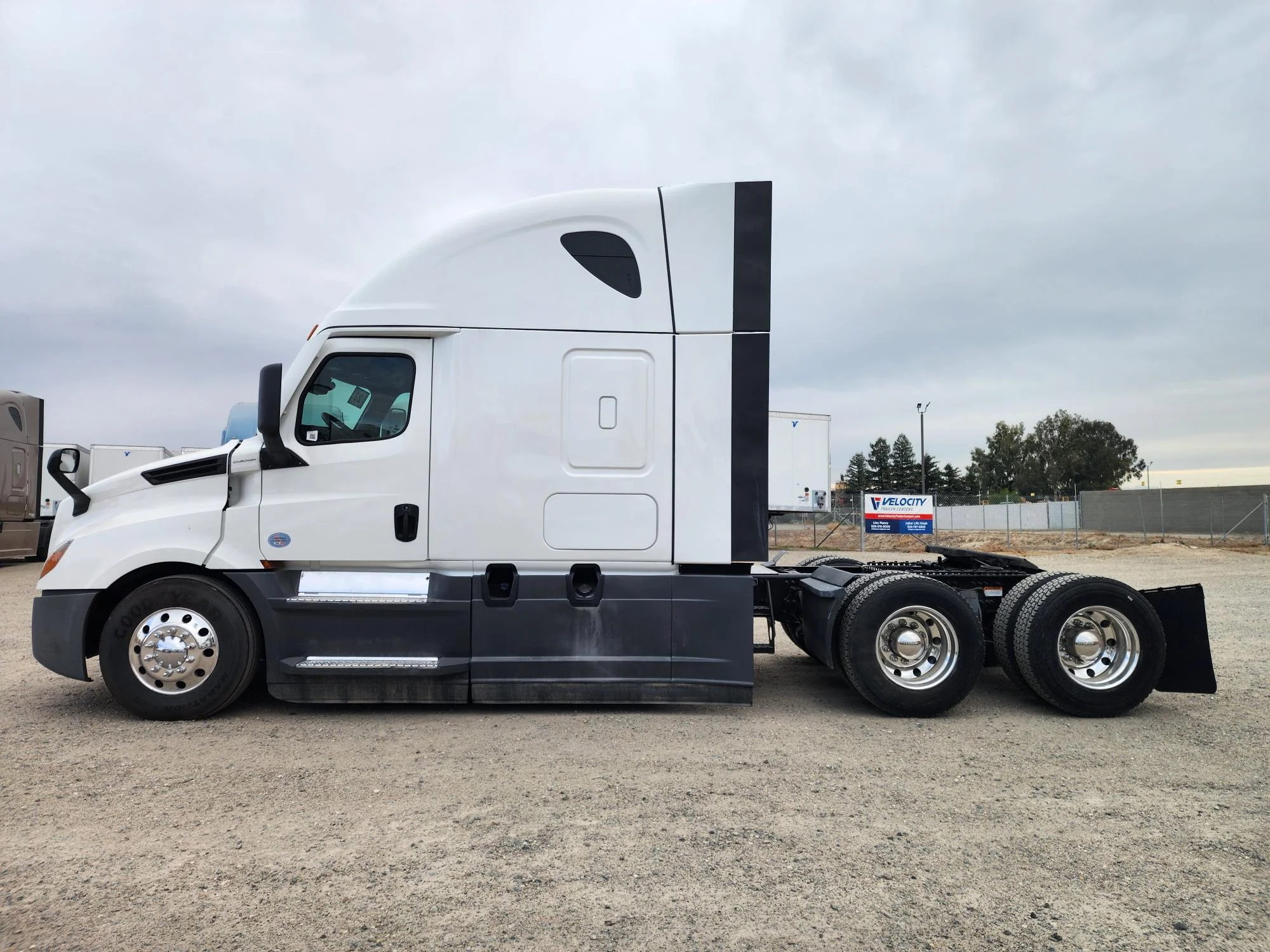 2023 Freightliner Cascadia in Fresno, CA — photo 8