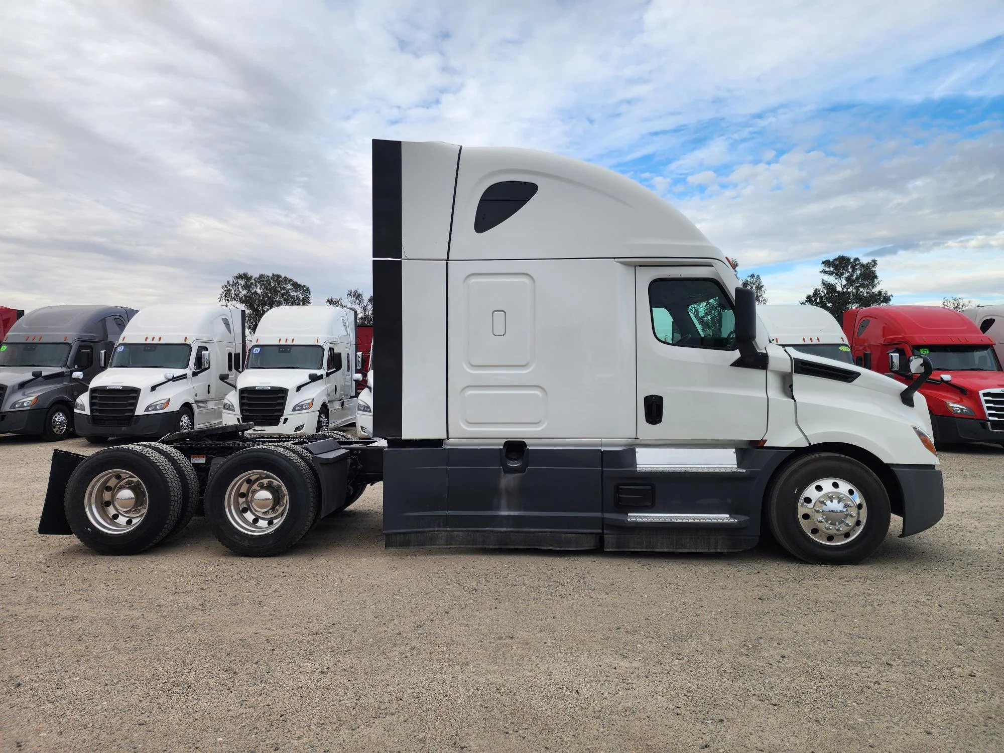 2023 Freightliner Cascadia in Fresno, CA — photo 9