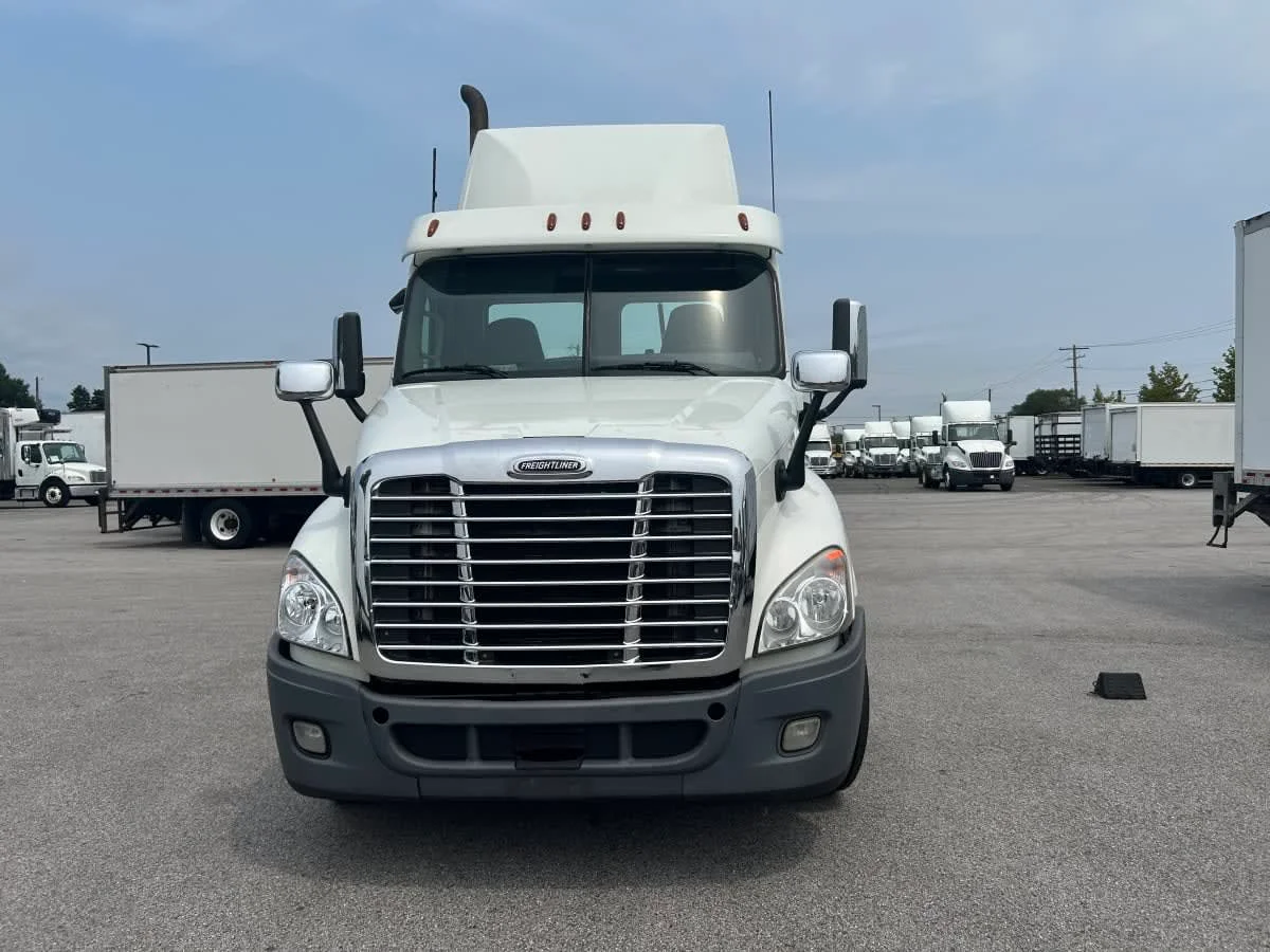 2020 Freightliner Cascadia in Beltsville, MD — photo 2