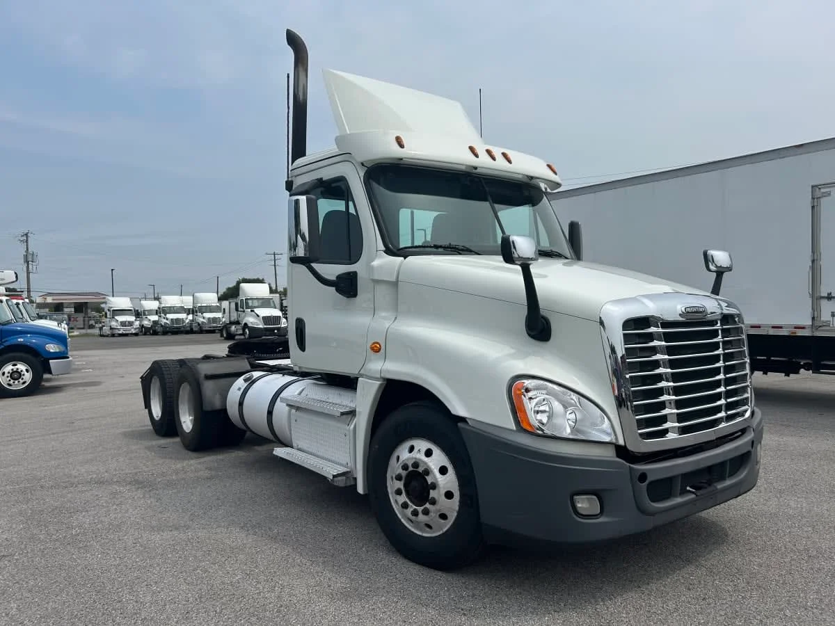 2020 Freightliner Cascadia in Beltsville, MD — photo 3