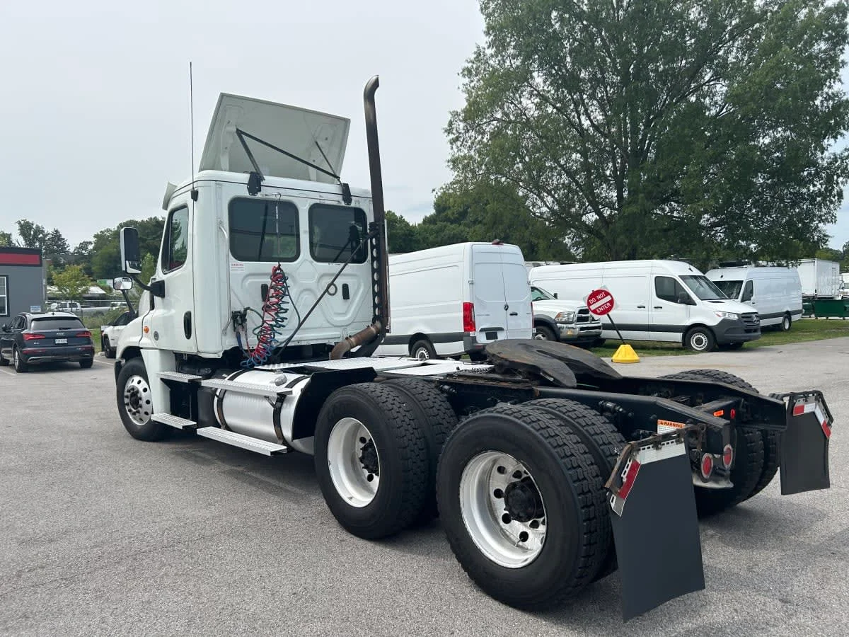 2020 Freightliner Cascadia in Beltsville, MD — photo 6