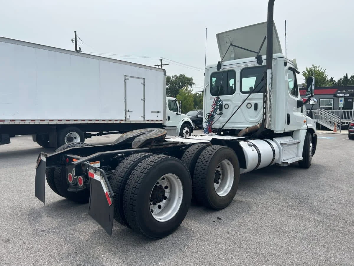 2020 Freightliner Cascadia in Beltsville, MD — photo 4
