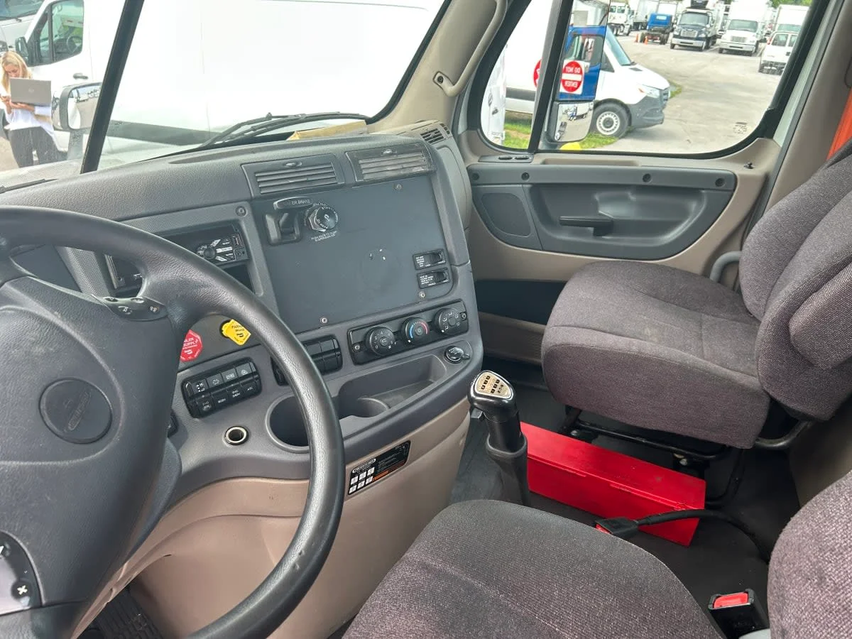 2020 Freightliner Cascadia in Beltsville, MD — photo 7